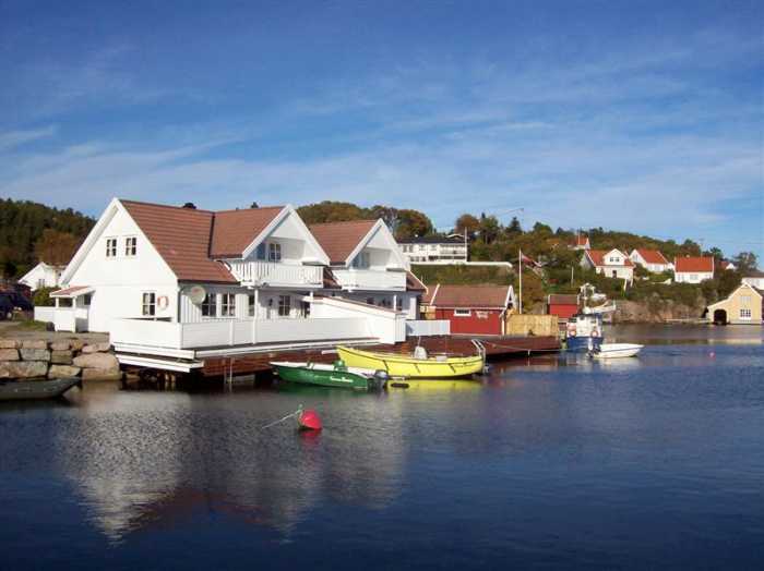 Haus Åvik liegt direkt am Wasser