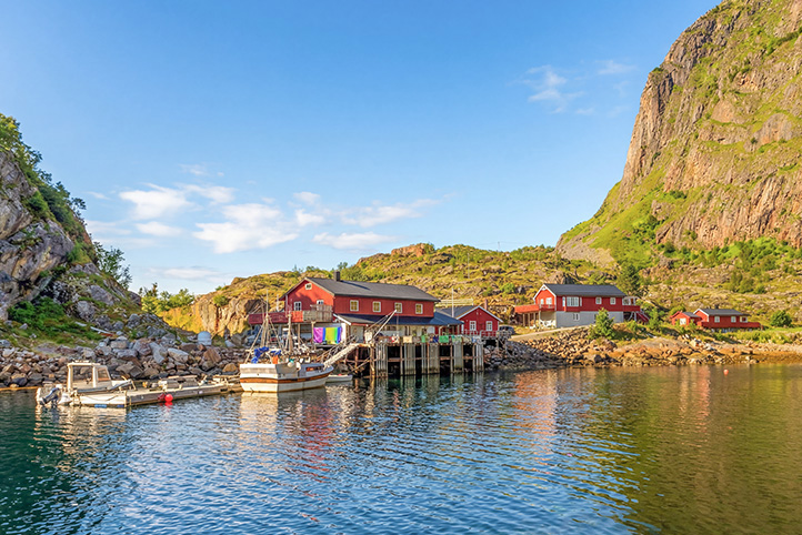 Lofotbrygga Brettesnes ist eingebettet in die traumhafte Natur der Lofoten. Lofotbrygga Brettesnes ist eingebettet in die traumhafte Natur der Lofoten.