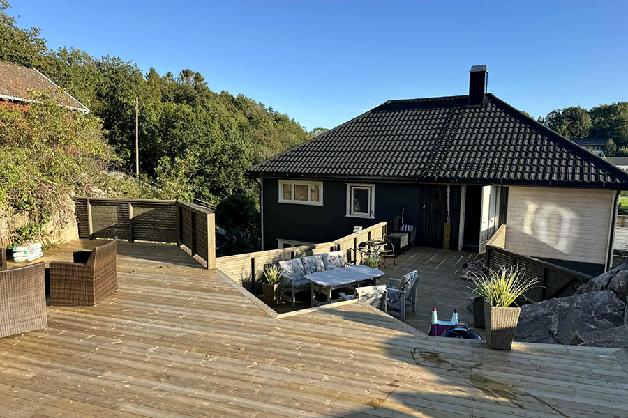 Das Ferienhaus Aviksveien mit der großen Holzterrasse Das Ferienhaus Aviksveien mit der großen Holzterrasse