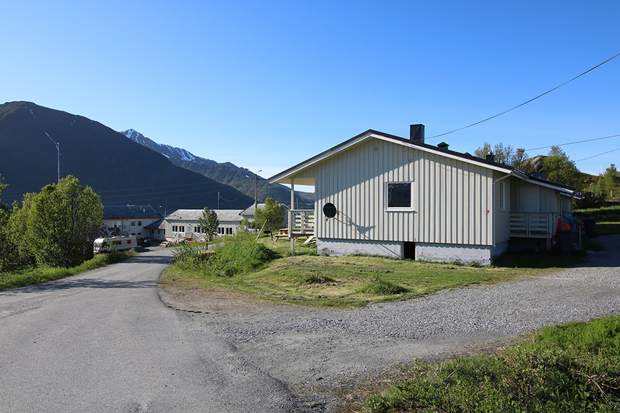 Der Blick auf die Gebäude von Loppa Havfiske