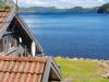 Blick vom Hang über das Ferienhaus auf den Fjord