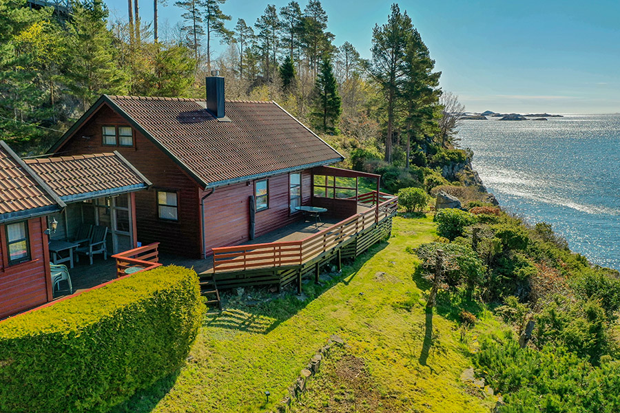 Ferienhaus Fjordsikt liegt auf einem eigenen schönen Gartengrundstück und bietet Platz für bis zu 6 Personen