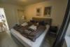 Schlafzimmer mit luxuriösem Doppelbett